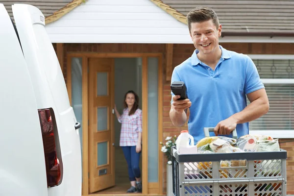 Fahrer liefert Online-Lebensmittelbestellung aus — Stockfoto