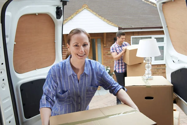 Jong koppel naar nieuwe huis lossen verwijdering Van In — Stockfoto