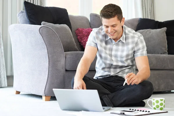 Manlig frilansande arbetstagare använder Laptop hemma — Stockfoto