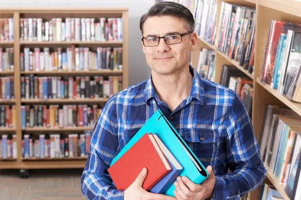 Retrato de maduro masculino estudante estudando no biblioteca — Fotografia de Stock