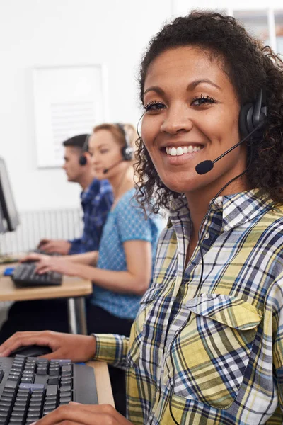 Kvinnliga kunden tjänster Agent på callcenter — Stockfoto