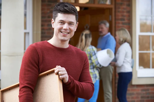 Parents aidant le fils adulte à emménager à la maison — Photo