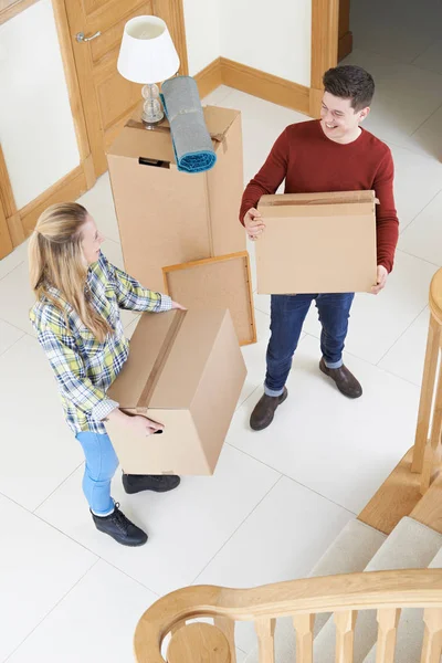 Casal jovem transportando caixas em movimento no dia — Fotografia de Stock