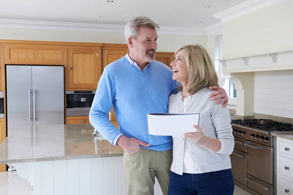 Ouder paar rondkijken keuken van huis te koop — Stockfoto