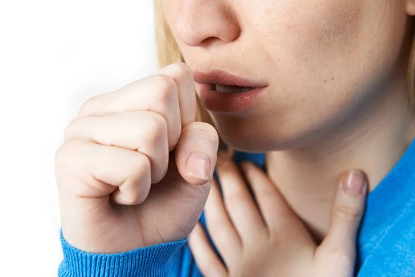 Close-up van vrouw lijden met hoesten — Stockfoto