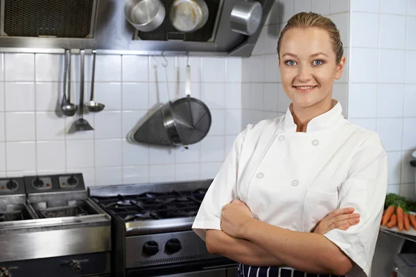 Ritratto di chef donna in piedi in cucina — Foto Stock