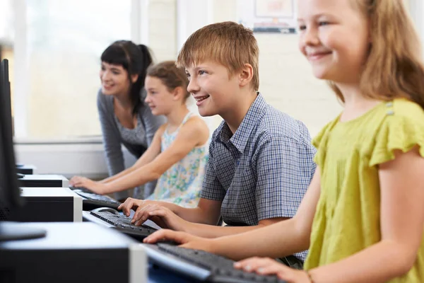 erkek İlköğretim öğrenci ile öğretmenin bilgisayar sınıfı