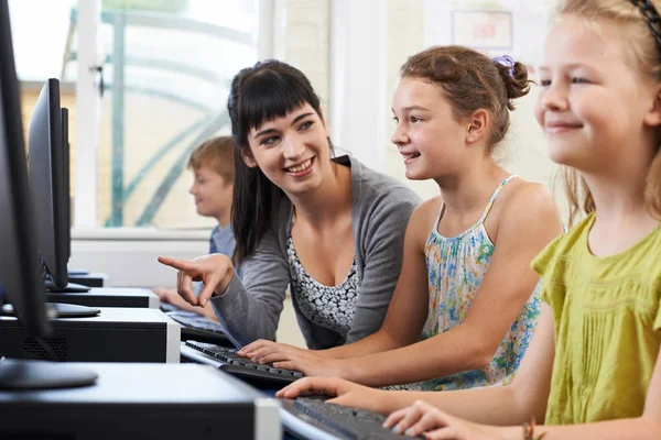 kadın İlköğretim öğrenci ile öğretmenin bilgisayar sınıfı