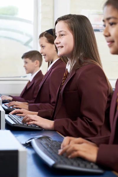 Leerlingen Dragen Van School Uniform Computer Klasse — Stockfoto