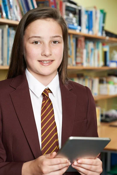 Retrato Menina Vestindo Uniforme Escolar Usando Tablet Digital Biblioteca — Fotografia de Stock