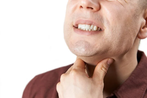 Close-up de homem sofrendo com dor de garganta — Fotografia de Stock