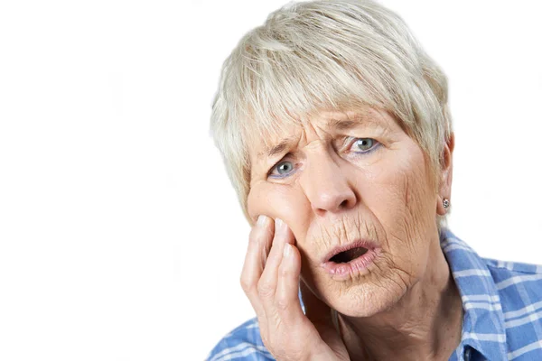 Студийный портрет пожилой женщины, страдающей зубной болью — стоковое фото