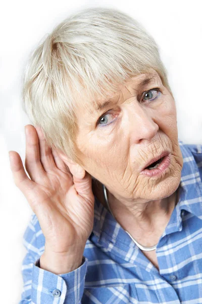 Strzał studio starszy kobieta cierpi na głuchotę — Zdjęcie stockowe