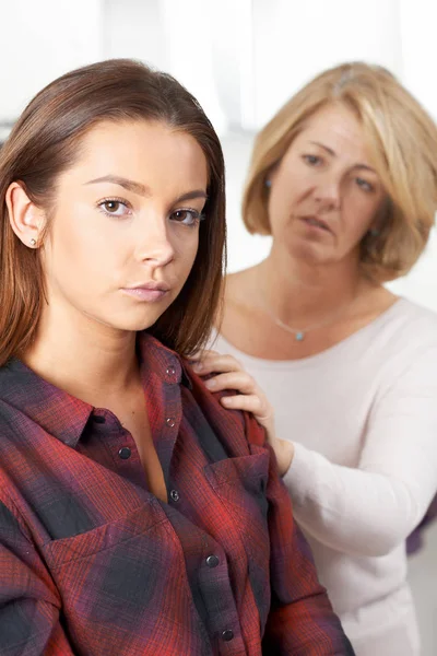 Madre preoccupato per infelice adolescente figlia — Foto Stock