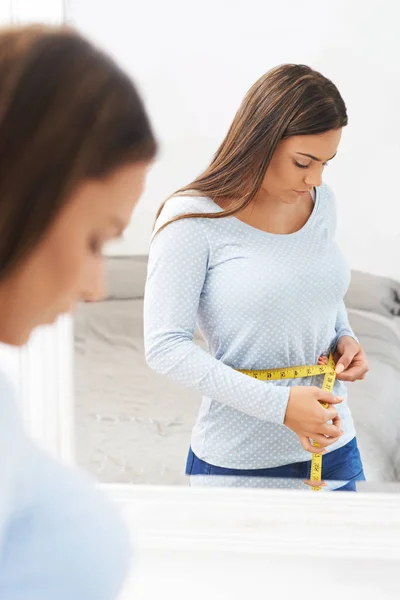 Infeliz adolescente chica medición cintura — Foto de Stock