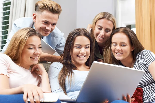 Skupina teenagerů doma pomocí digitálních technologií — Stock fotografie