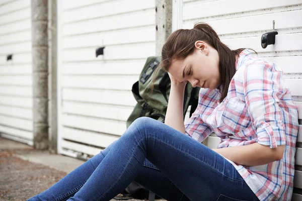 Dakloze tienermeisje op straten met rugzak — Stockfoto