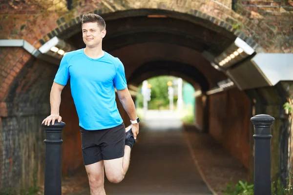 Kentsel ortamda egzersiz yaparken germe adam