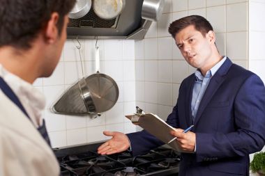 Sağlık müfettişi toplantı Restoran mutfak şefi ile