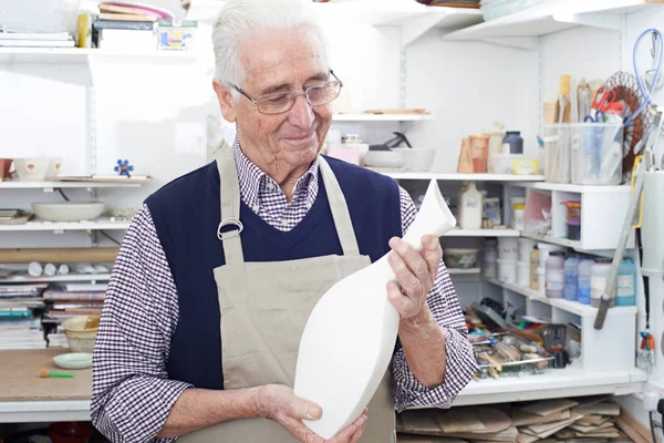 Vaso de retenção de homem sênior no estúdio de cerâmica — Fotografia de Stock