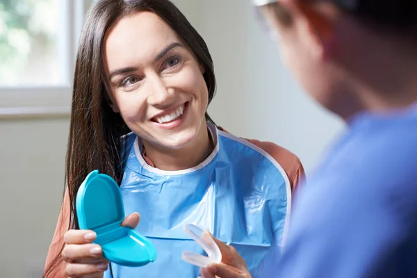 Tandläkaren ger kvinnan råd om kosmetiska tänder Whitening — Stockfoto