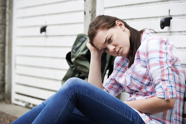 Senzatetto adolescente ragazza su strade con zaino — Foto Stock