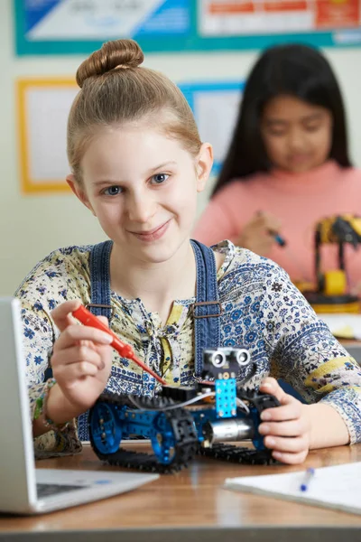 Retrato de aluna feminina na aula de ciências estudando robótica — Fotografia de Stock