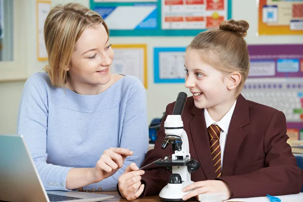 Insegnante con studentessa che utilizza il microscopio in classe di scienze — Foto Stock