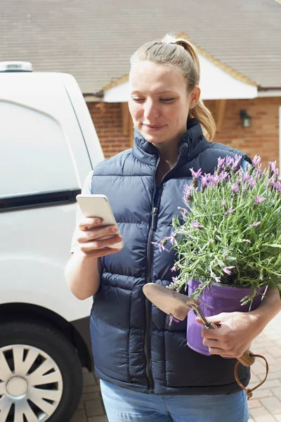 Mujer Ejecutando negocio de jardinería móvil usando teléfono móvil —  Fotos de Stock