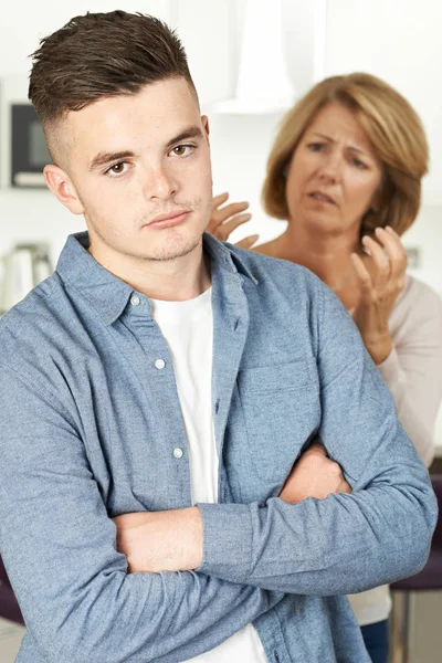 Mãe argumentando com o filho adolescente — Fotografia de Stock