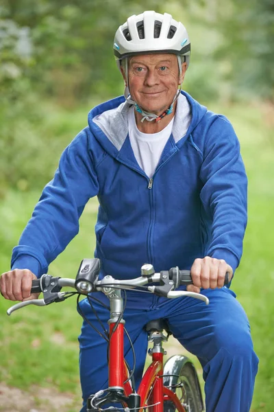 Starší muž líbí jízda cyklus v přírodě — Stock fotografie