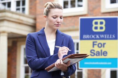 Kadın Emlakçı ile dış konut emlak Sa için ayakta