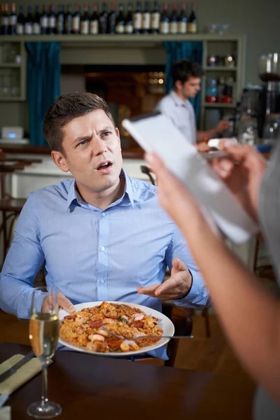 Cliente in ristorante lamentarsi con cameriera circa cibo — Foto Stock