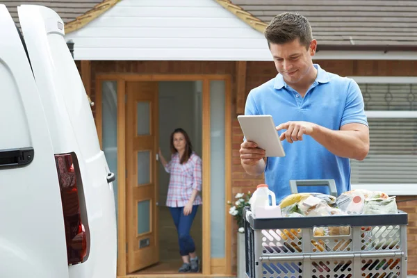 Driver Delivering Online grocery order To House — стоковое фото