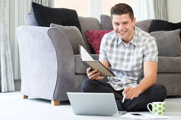 Manlig frilansande arbetstagare använder Laptop hemma — Stockfoto