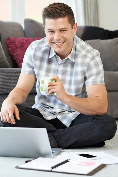 Mężczyzna Freelance pracownik za pomocą laptopa w domu — Zdjęcie stockowe