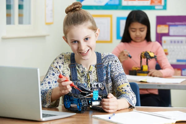 Retrato de alumna en clase de ciencias estudiando robótica — Foto de Stock