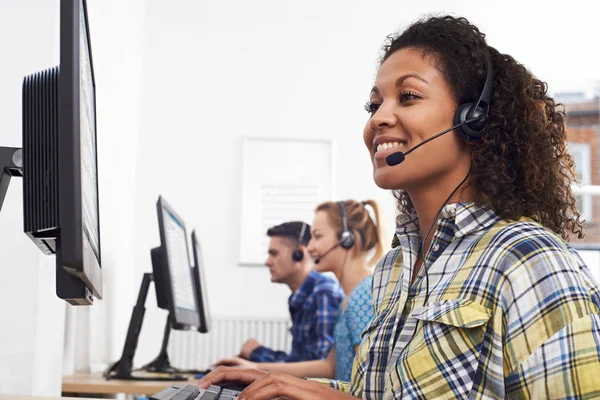 Agente de Atendimento ao Cliente Feminina no Call Center — Fotografia de Stock