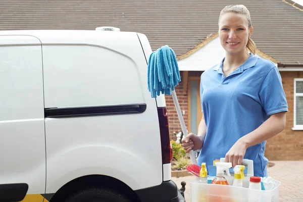 Retrato da mulher nova que corre negócio móvel da limpeza com Va — Fotografia de Stock
