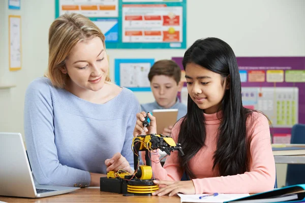 Profesora con alumna en clase de ciencias estudiando robótica — Foto de Stock