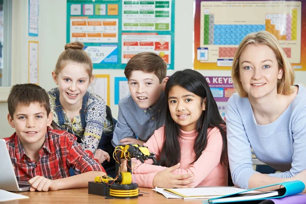 Alumnos y profesor de ciencias estudiando robótica — Foto de Stock