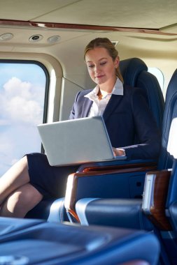 İşkadını üstünde Laptop helikopter kabinde Fligh sırasında çalışma