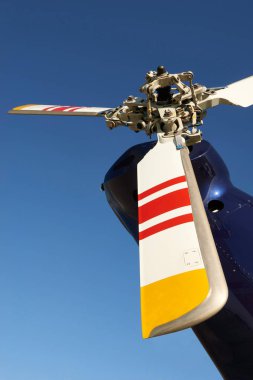 Mavi gökyüzü karşı helikopterin kuyruk Rotor