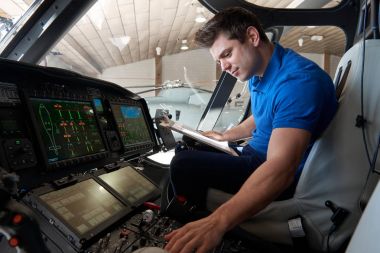 Helikopter Pilot kabinine çalışma pano ile erkek Aero mühendisi