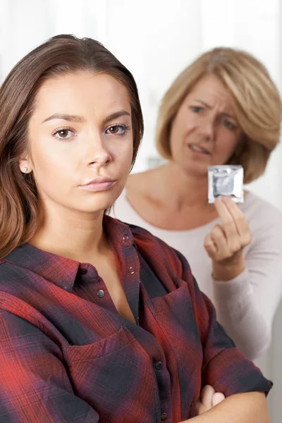 Мати розмовляє з дочкою про контрацепцію — стокове фото