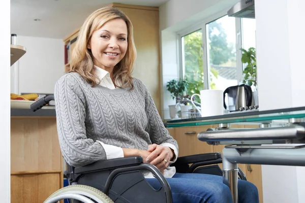 Retrato de mulher com deficiência madura em cadeira de rodas em casa — Fotografia de Stock