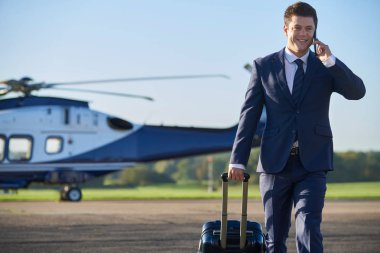 Mobil üzerinde söz ederken helikopter uzak yürüme işadamı