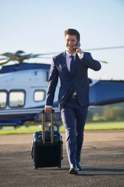 Mobil üzerinde söz ederken helikopter uzak yürüme işadamı