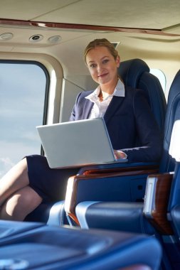 Helikopter kabin içinde Laptop üzerinde işkadını portresi 