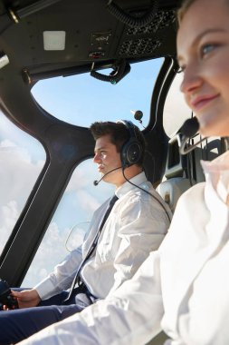 Pilot ve yardımcı pilot helikopter kokpitinde.